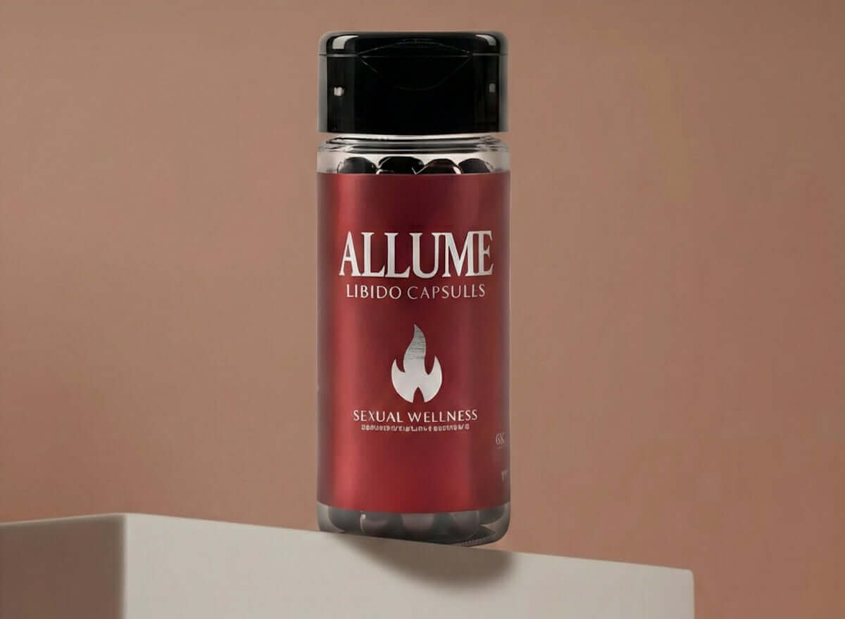 Φωτογραφία συμπληρώματος ALLUME Libido Capsules σε μπουκάλι, τοποθετημένο σε βάθρο για ευεξία και ενίσχυση σεξουαλικής διάθεσης