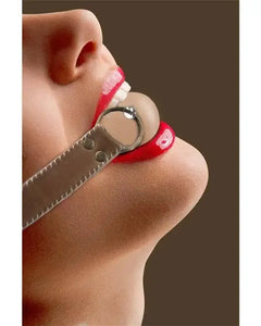 Närbild av munspärrar för BDSM med bollgag mellan läpparna i SecretSexToys kollektionen 🤐MUNBAND