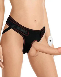 Strapon med inbyggd dildo med vibrerande funktion på modell, del av ➰STRAPONER-kollektionen hos SecretSexToys