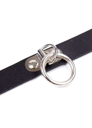 Collar Adjustable 43 cm, black smooth strap with silver-tone rivet and two interlinked metal rings.
