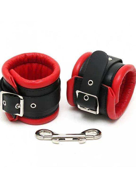 Feet Cuffs LUX 7 CM in black faux leather with red padded lining, silver buckles and a connecting metal bar