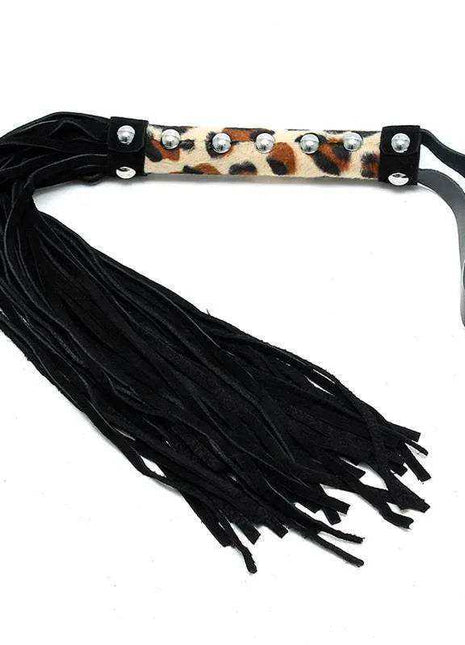 Flogger Leopard 44 cm with long black fringe, a tan leopard-print handle panel, silver studs and a wrist loop