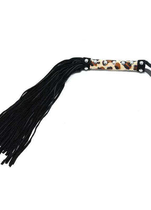 Flogger Leopard 44 cm with long black strands, leopard-print handle panel, and black wrist loop.