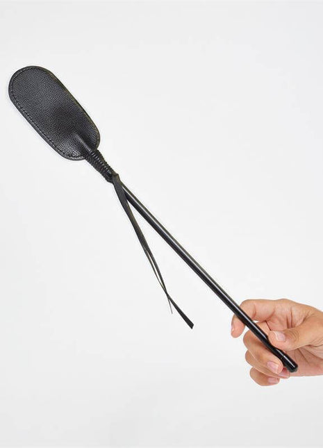 Oval-shaped synthetic leather whip